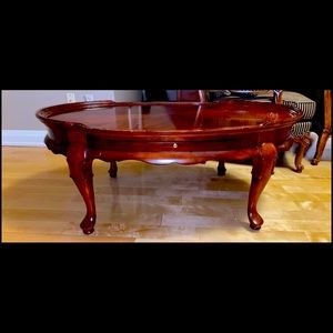 BROWN WOODEN COFFEE TABLE